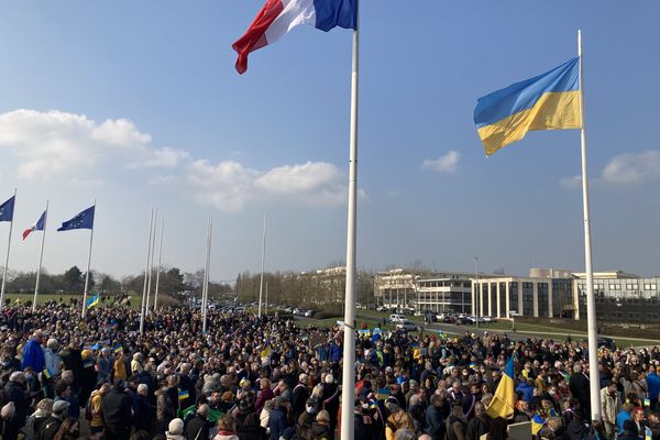 Dimanche 6 mars, des milliers de personnes ont assisté à la levée du drapeau ukrainien, devant le Mémorial de Caen.