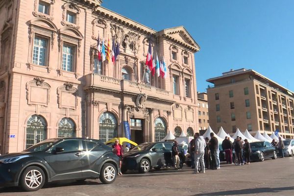 Une trentaine de chauffeurs ont marqué cette journée, une semaine après le drame, par un rassemblement devant l'hôtel de ville. Les chauffeurs de VTC ressentent un vrai malaise depuis le meurtre de Nessim Ramdane, à Marseille.