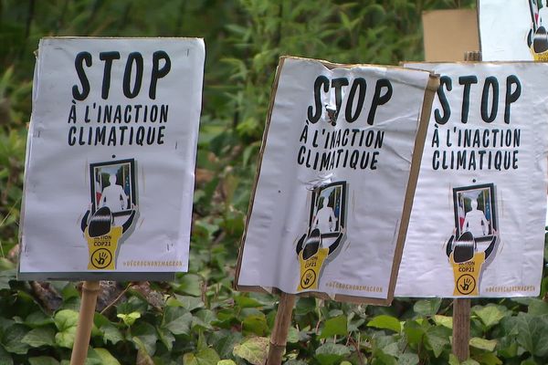 Les slogans des militants ANV-COP21 venus soutenir Olivier ce 2 décembre à Grenoble