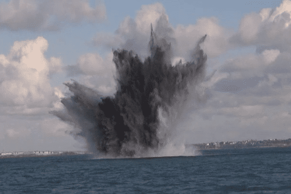 La destruction d'une bombe au large de Saint-Malo