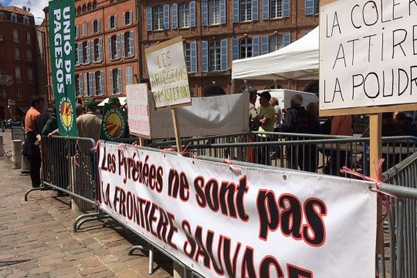 Le rassemblement des anti-ours à Toulouse devant la préfecture