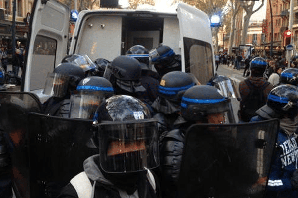 A 17 heures, les forces de l'ordre évacuent la première personne interpellée.