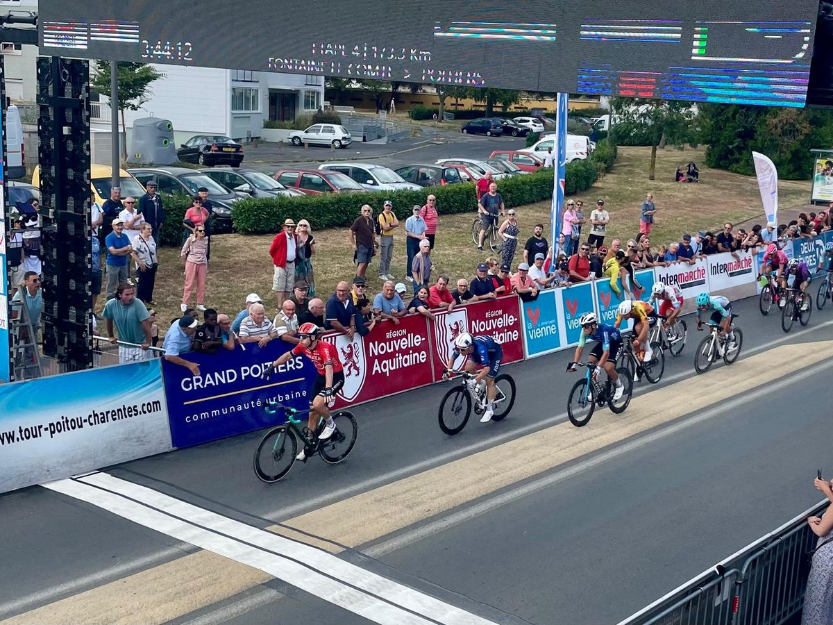 Tour Poitou-Charentes 2024. Le Français Arnaud Démare remporte la 4ᵉ et  dernière étape entre Fontaine-le-Comte et Poitiers