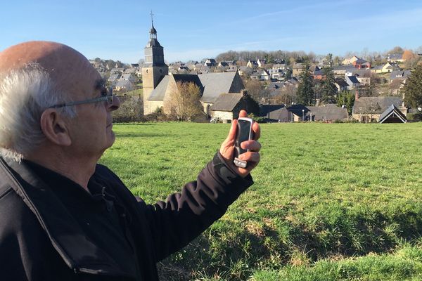 A Montreuil-sous-Pérouse (Ille-et-Vilaine), l'une des zones blanches du département, il faut sortie de la commune pour espérer passer un coup de téléphone.