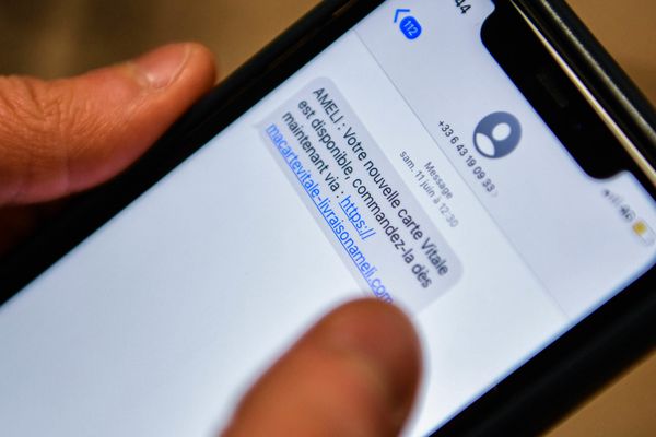 Les arnaques aux SMS se multiplient récemment sur les mobiles.