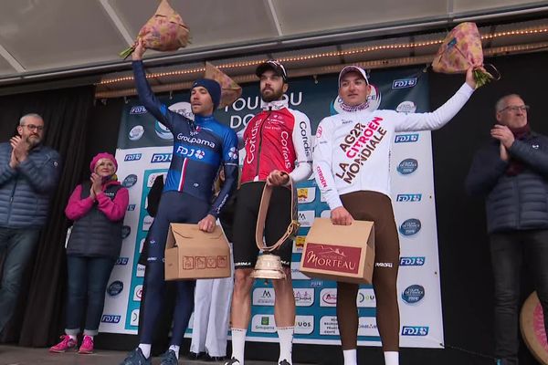 L'Espagnol Jesus Herrada, entouré des Français Thibaut Pinot et Nans Peters, sur le podium du Tour du Doubs 2023.