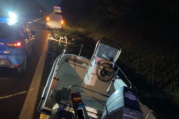 La remorque s'est détachée de la voiture sur l'A 84 mais la voiture a poursuivi son chemin.