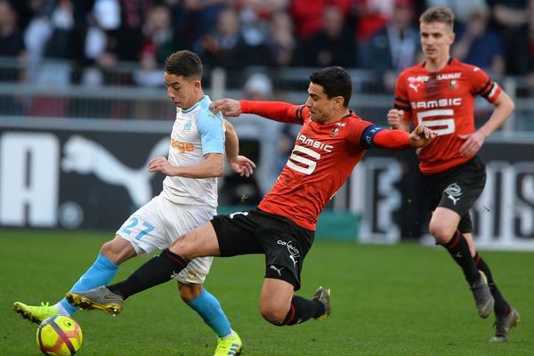 Le milieu de terrain marseillais Maxime Lopez opposé au Rennais Benjamin André, auteur du premier but !