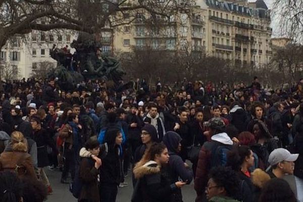 Des manifestants place de la Nation, à Paris, le 23 février.