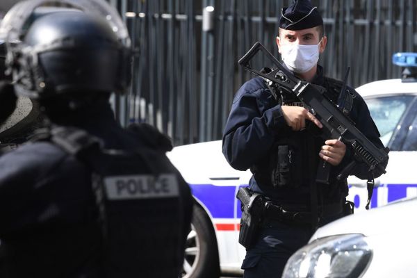 Vendredi 25 septembre, les policiers sécurisent les lieux où deux personnes ont été blessées à l'arme blanche, devant les anciens locaux de Charlie Hebdo par celui qui s'est fait appeler Hassan Ali. 
