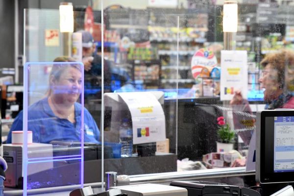 Les supermarchés ont commencé à installer des vitres entre les caissières et les clients afin de les protéger du virus covid 19 