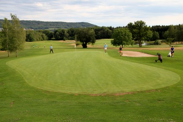 Au total, le golf de la Chevillote possède 18 trous qui s'étendent sur 200 hectares.