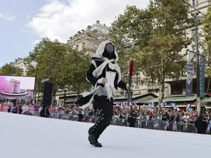 Mais qui peut bien se cacher derrière ce masque du porteur de la flamme mystère, pour la parade des JO ce samedi 14 septembre à Paris ?