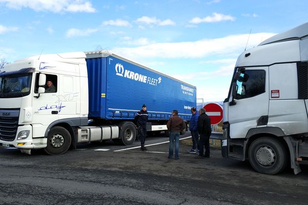 Certains routiers sont restés bloqués près de 30 heures avec l'interdiction d'emprunter l'A75 à hauteur de Lorlanges en Haute-Loire.