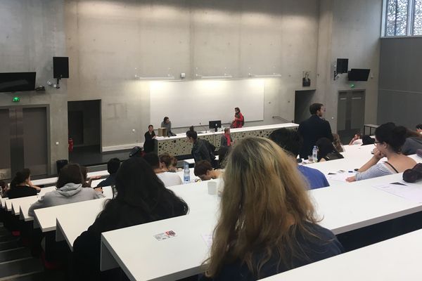 Une première session d'examens du second semestre débute ce lundi à l'université Jean Jaurès de Toulouse. Après les deux mois de blocage, seuls 14% des examens se fera en présentiel. 160 épreuves sont prévues jusqu'au 23 juin.