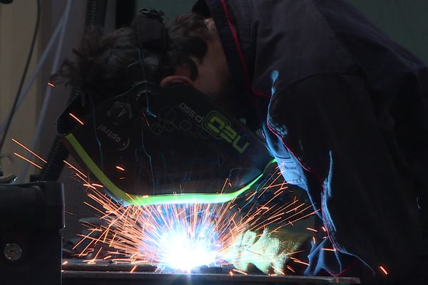 Le métier de chaudronnier implique l'usage régulier de soudure, une étape spectaculaire.