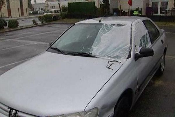 Le véhicule sur lequel le policier a tiré a été transporté sur les lieux de la reconstitution.