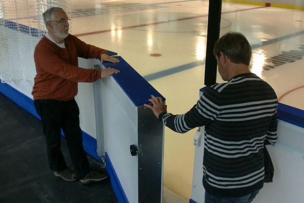 Dominqie Chaine de l'aggomération de Châtellerault et Dominique Barbarin, responsable de la patinoire constatent les problèmes.