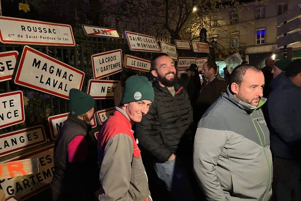 Rassemblement des agriculteurs ce lundi soir dans le centre-ville de Limoges.