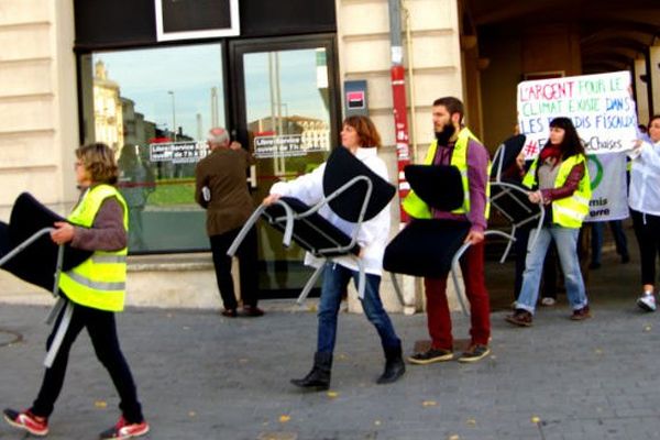 Opération réquisition de chaises dans une banque Société Générale à Bordeaux le  5 novembre 2015. 