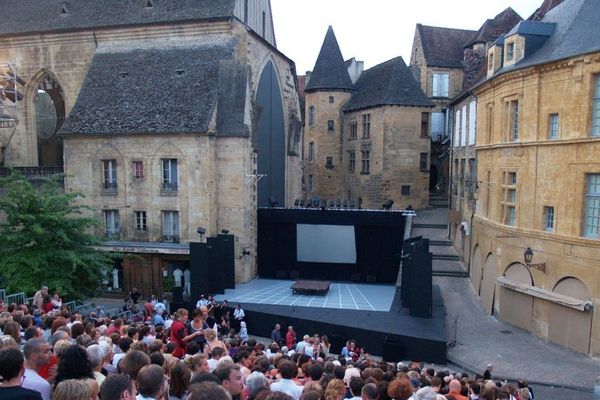 Scène Place de la Liberté à Sarlat