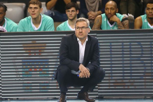 Serge Crevecoeur, coach de Pau, lors d'un match de l'Elan le 13 novembre 2017 à Antibes,  9e journée du championnat de France de basket-ball de Pro A