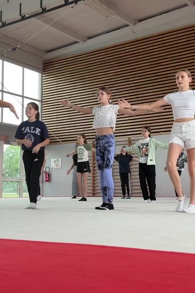 Au collège de Reichshoffen, 50 élèves se forment à la "Danse des Jeux" en vue de se produire à Lembach lors du relais de la flamme.