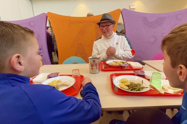 Dans cette cantine du Nord, les membres d'une même table ont parfois plusieurs dizaines d'années de différence.