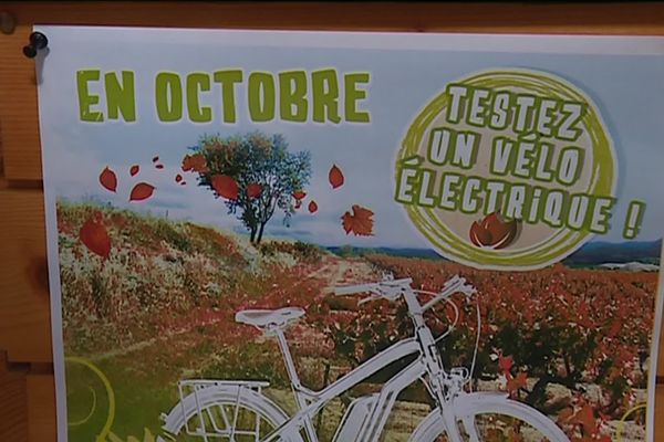 Affiche pour une opération de prêt de vélos électriques dans l'Hérault 