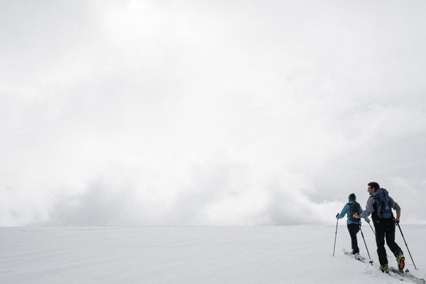 Deux skieurs de randonnée évoluent lors d?une sortie dans le massif du Dévoluy, dans les Hautes-Alpes (image d'illustration).