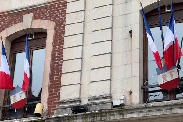 Les drapeaux sont en berne sur la façade de l'hôtel de ville de Romilly-sur-Seine, jumelée avec la ville d'Ouman en Ukraine.