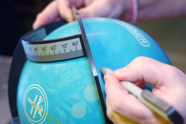 Le perceur conçoit des boules de bowling adapté aux besoins de chaque sportif.