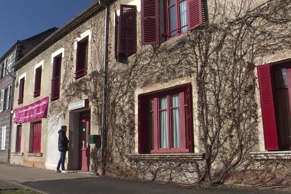 Dans un village du Puy-de-Dôme, un EHPAD et une résidence senior, appartenant au groupe médicharme placé en liquidation judiciaire, sont menacés de fermeture.