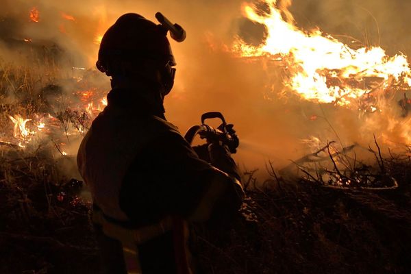 Vers 1h30, un important incendie s’est déclaré au nord de Salses, dans les Pyrénées-orientales. Il a très vite enjambé l’autoroute A 9 qui a dû être coupée à la circulation. 10 hectares ont été brûlés et des habitations ont été un temps menacées - 18 juin 2018.