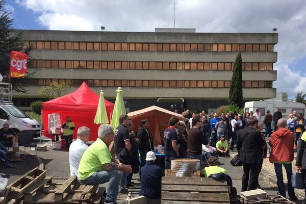 Une centaine de salariés se sont réunis cet après-midi devant l'usine pour soutenir les grévistes assignés devant le tribunal