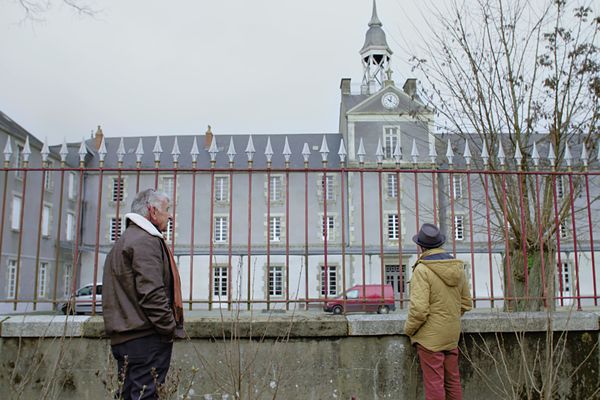 Gérard Billaud et Jean-Pierre Sautreau devant le Petit Séminaire de Chavagnes-en-Paillers