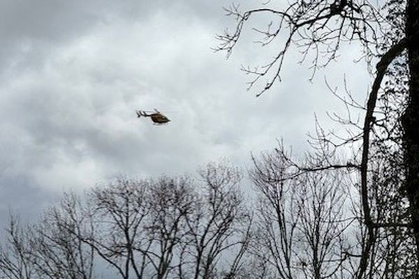 L'hélicoptère "Dragon 25" en survol de la zone sur la commune de Buffon, lundi matin 1er avril.