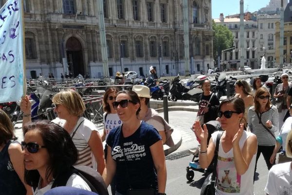 Manifestation "Pas de bébés à la consigne" devant la préfecture de Marseille