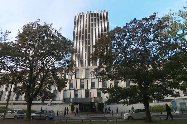 Le tribunal correctionnel de Lille a condamné le maire de Roubaix (DVD), Guillaume Delbar, à 6 mois de prison avec sursis et 2 ans d'inégibilité. Son premier adjoint Max-André Pick a été lui condamné à 18 mois de prison dont 6 avec sursis, une inéligibilité de 3 ans et 10 000 euros d'amende. 