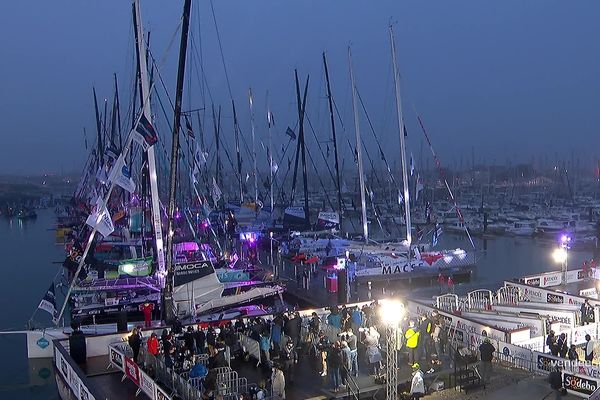 Avant de prendre le départ du Vendée Globe, les candidats doivent rassembler des millions d'euros auprès de leurs sponsors. Une quête difficile, qui s'avère parfois vaine.