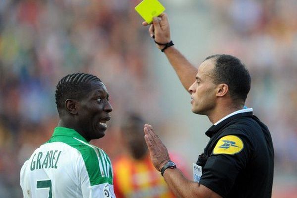 Saïd Ennjimi arbitrant le match Lens-St Etienne en septembre dernier.