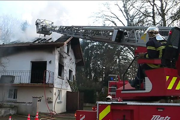 L'incendie de la toiture s'est déclarée en fin de matinée, la propriétaire a été évacuée en urgence absolue