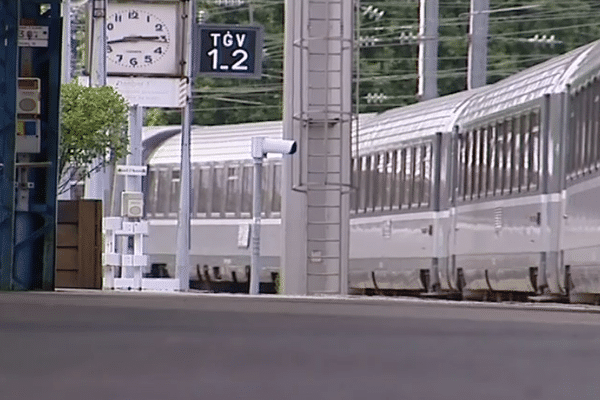 La vétusté des voies entre La Rochelle et La Roche sur Yon qui oblige les trains à réduire leur vitesse à 60km/h