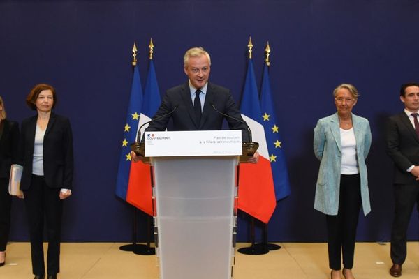 Bruno Le Maire et les membres du gouvernement impliqué dans le plan de relance du secteur aéronautique - Paris le mardi 9 juin 2020 