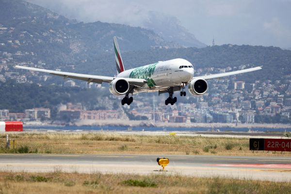 Après des mois d'arrêt de cette liaison à cause de la crise sanitaire, ce Boeing 777 en provenance de Dubaï a pu se poser à l'aéroport de Nice le vendredi 2 juillet. 