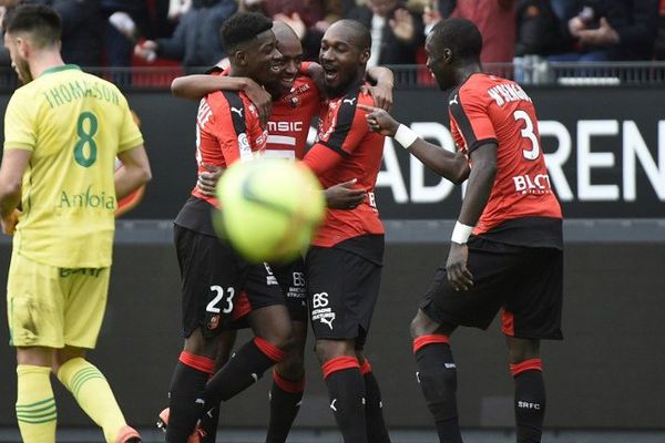 Ousmane Dembélé congratulé par ses coéquipier lors du derby entre Rennes et Nantes au Roazhon Park le 6 mars 2016