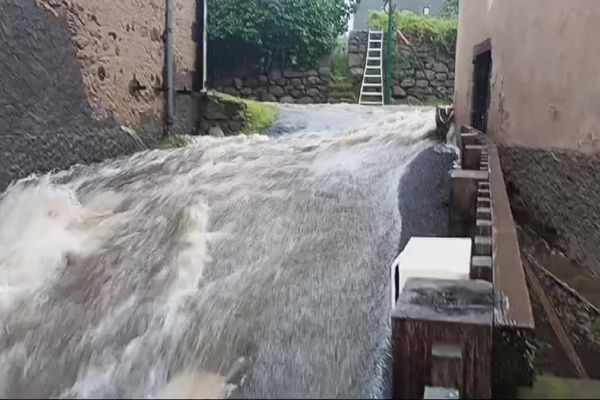 Les orages ont provoqué des inondations dans la commune de Fohet, dans le Puy-de-Dôme, vendredi 28 juin 2024.