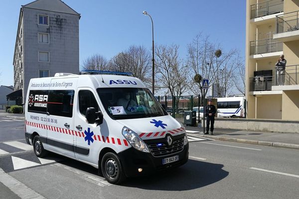 Les ambulances sont sur le pont depuis le début de la crise, comme ce 1er avril, quand ils ont pris en charge les malades parisiens