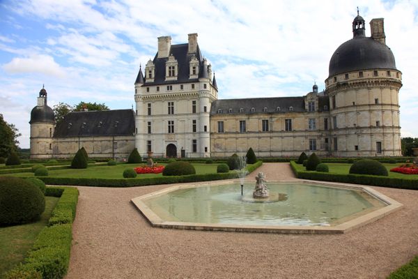 Le château de Valençay et sa fontaine.