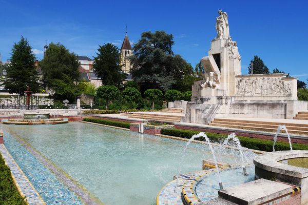 Le monument aux morts des jardins de l'abbaye à Vierzon